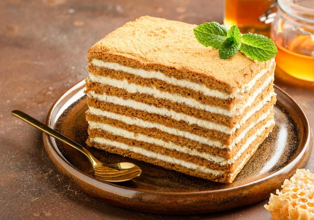 Prekrasna medena pita narezana na kocke